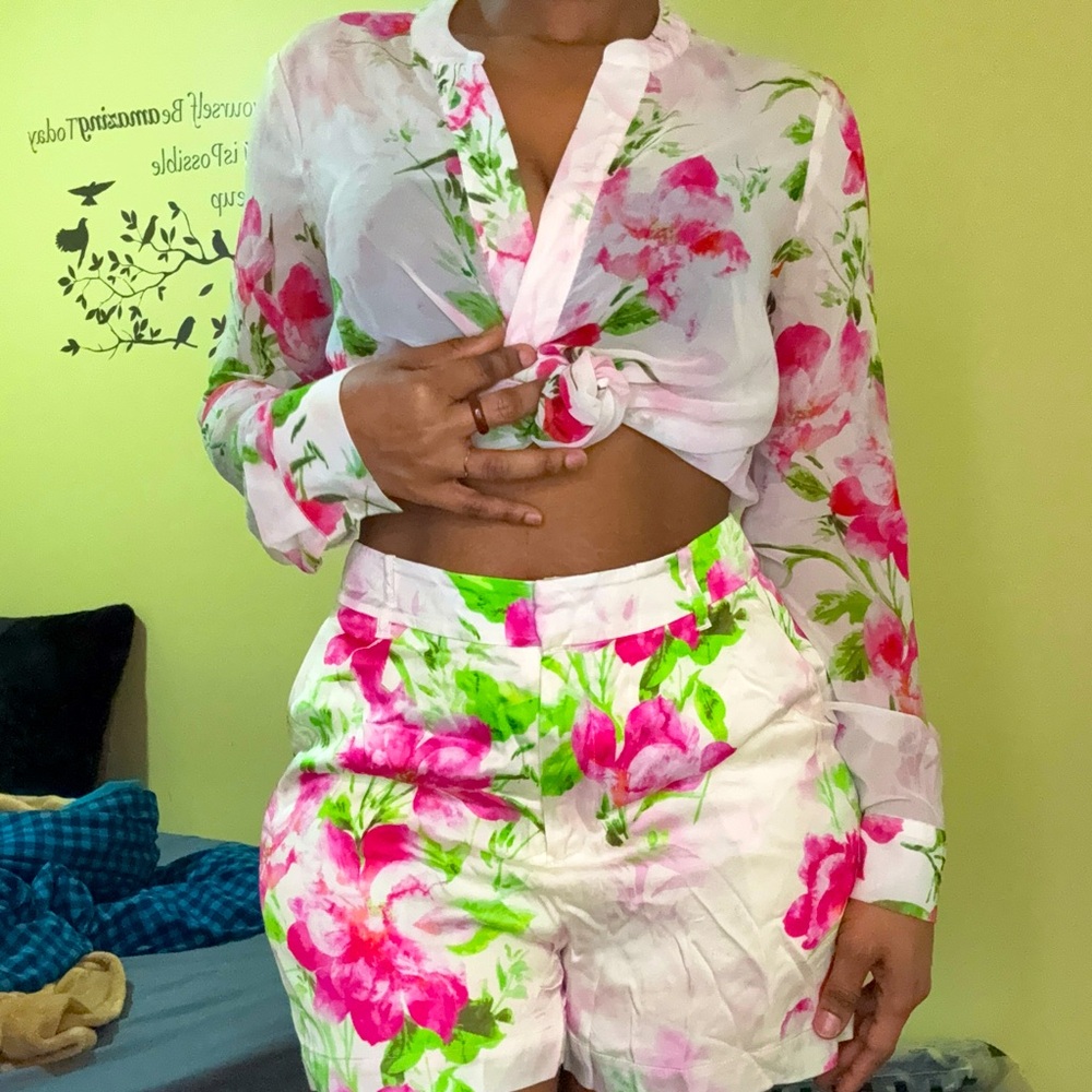 1 pieces with white and pink color , very cute wearing and very luxurious